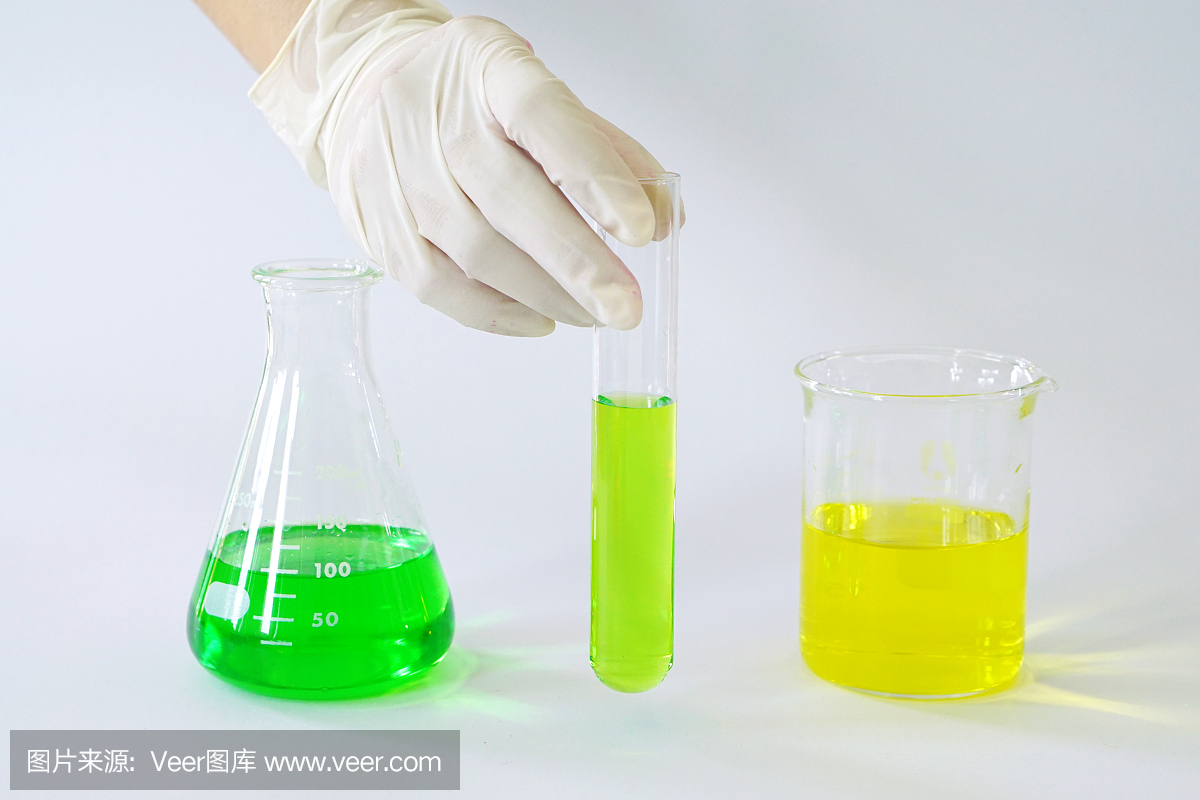 一组实验室设备,玻璃锥形烧瓶,烧杯和试管充满化学液体的化学实验。